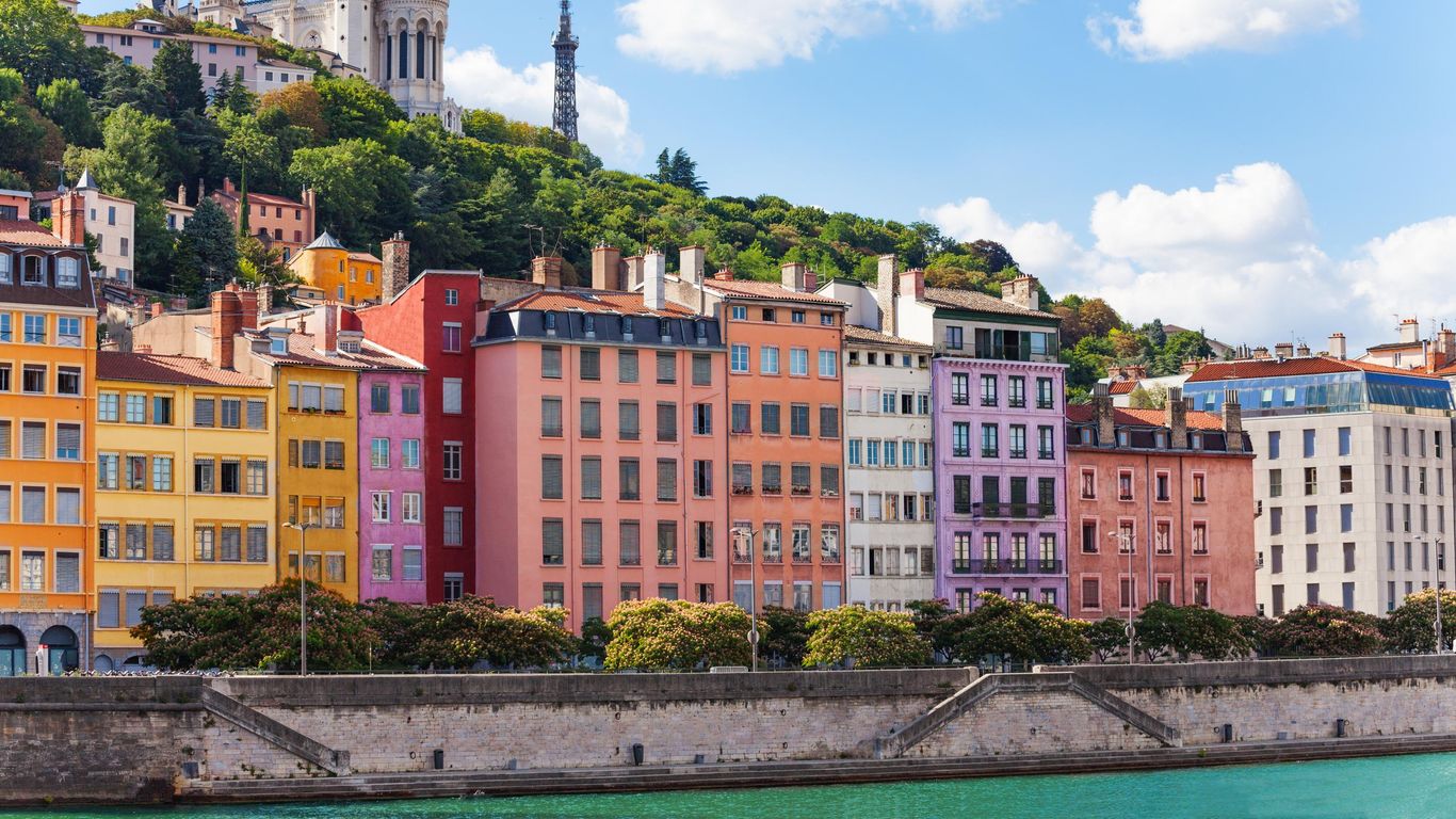 Casting film à Lyon : Figurants hommes d’1m75 minimum avec costume noir